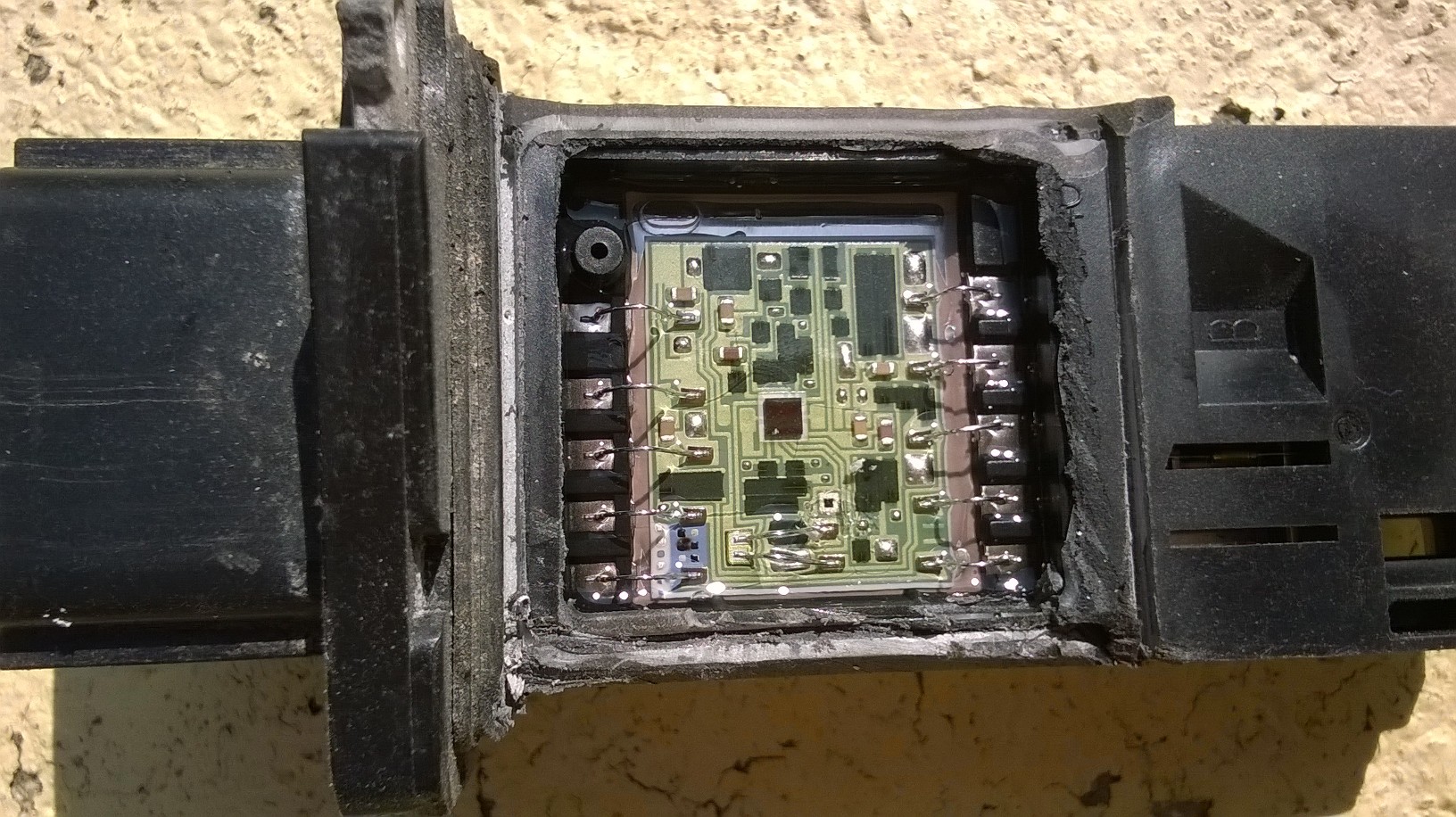 Printed resistors, ceramic capacitors, foil conductors, single amplifier, aluminium bonds, conformal coating hybrid circuit.